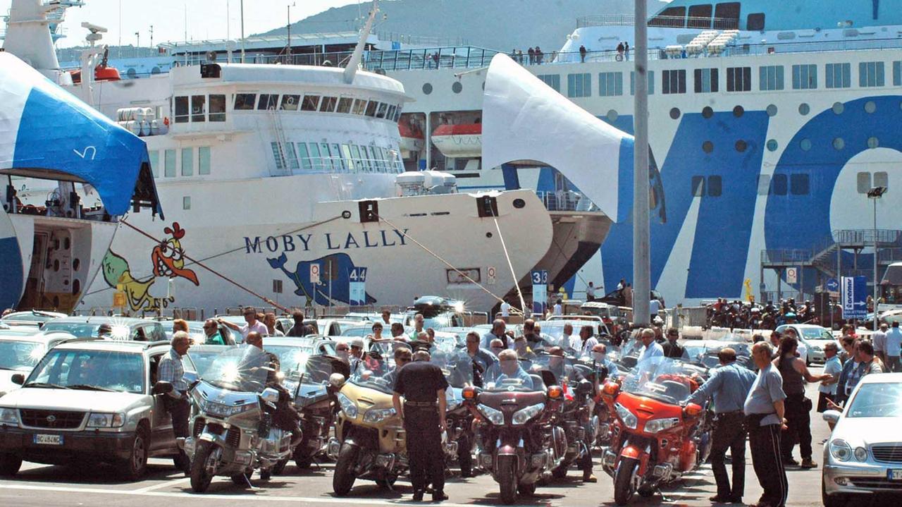 Auto in coda per prendere il traghetto