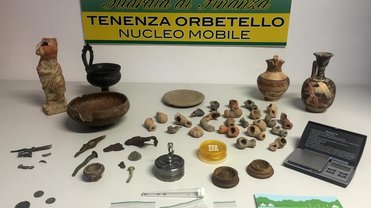 Sostanze stupefacenti e reperti archeologici sequestrati dalle fiamme gialle nell'appartamento di padre e figlia