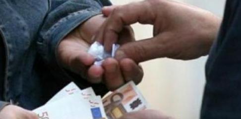 A Modena la paghetta si arrotonda spacciando tra gli amici 