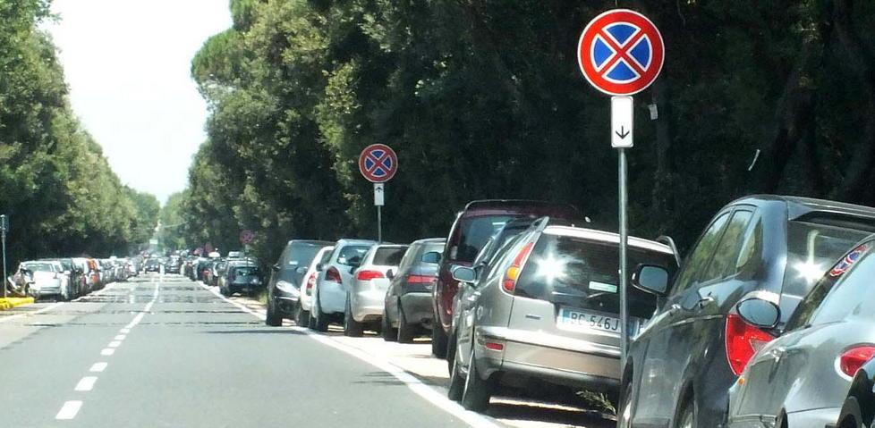 Auto in sosta sulla Principessa (Foto Barlettani)