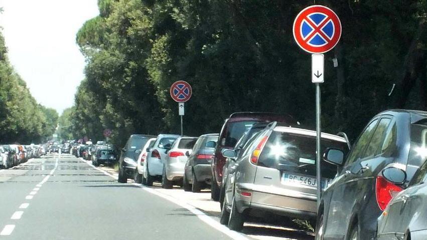 Auto in sosta sulla Principessa (Foto Barlettani)