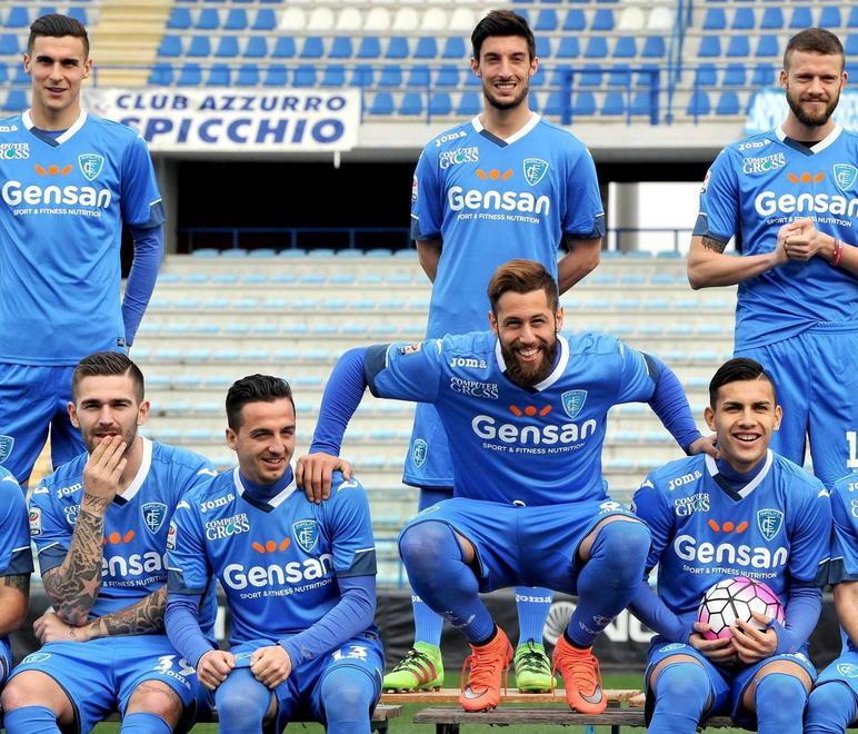 Tutti in posa fra scherzi e battute