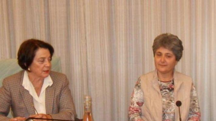 Studenti-falegnami realizzano gli scaffali per la biblioteca
