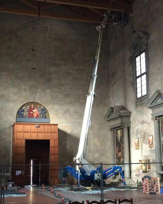 Maxi gru sorveglia San Francesco 