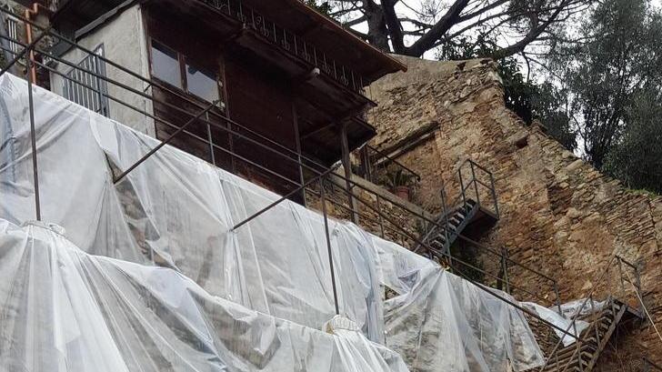 Teli di plastica per frenare gli smottamenti