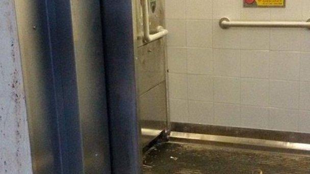 «La stazione, una toilette»