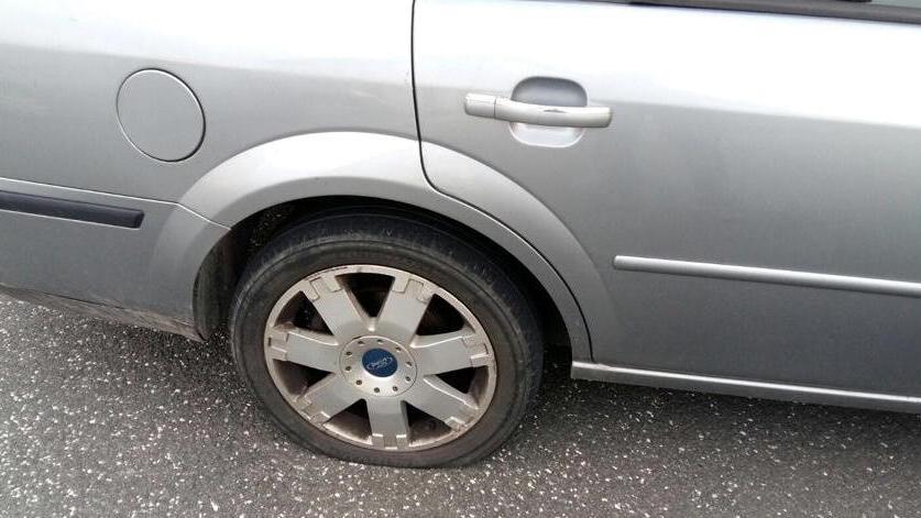 Trova le gomme tranciate all’auto lasciata sotto casa