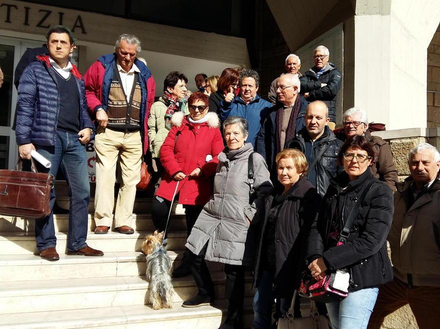 Sit in davanti al Tribunale «Vogliamo i nostri alloggi» 