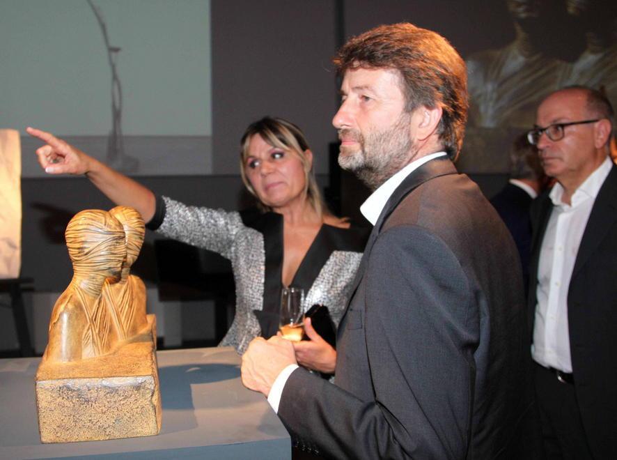 La Bcc Versilia ha acquistato una scultura di Ciulla 