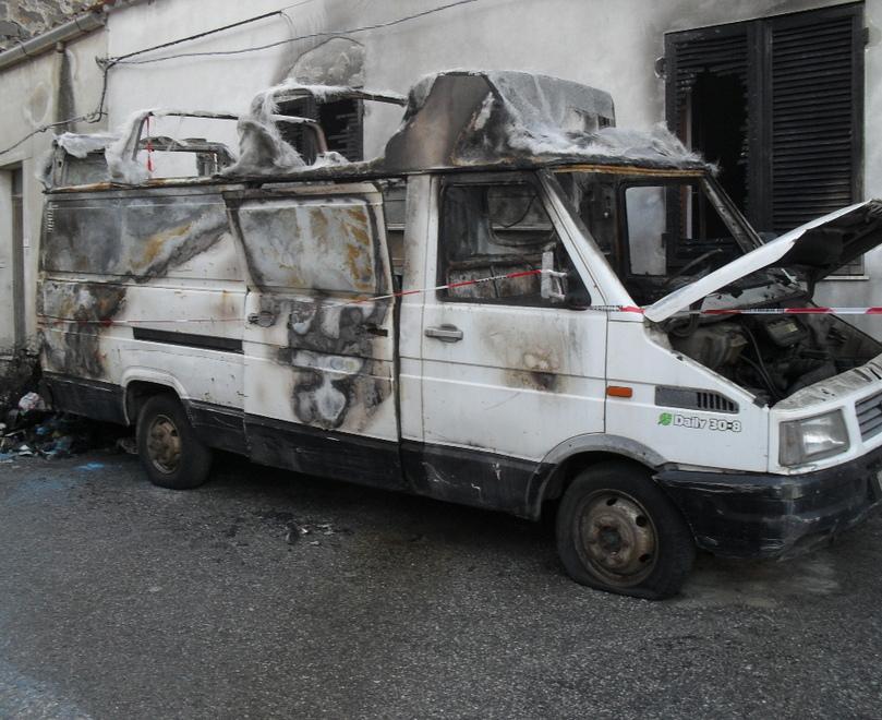 Distrutto furgone di un immigrato 
