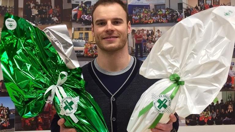 Uova per la nuova ambulanza Razzoli con la Croce Verde