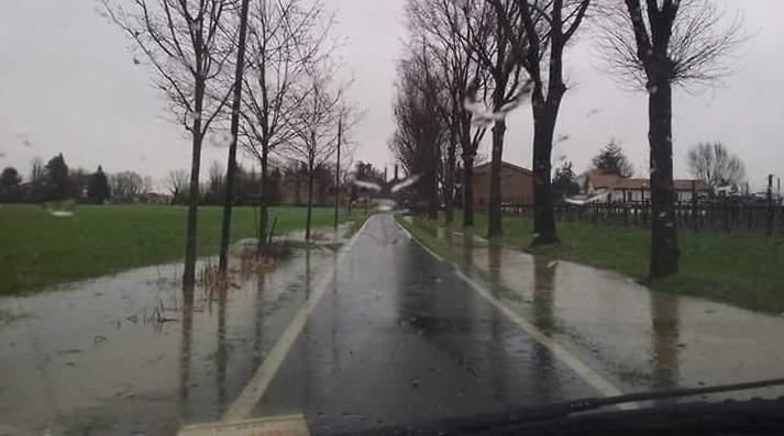 Strada allagata chiusa per ore e il vento fa volare un gazebo