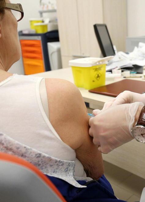 Un medico somministra il vaccino