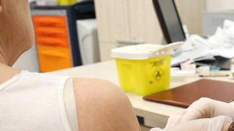 Un medico somministra il vaccino