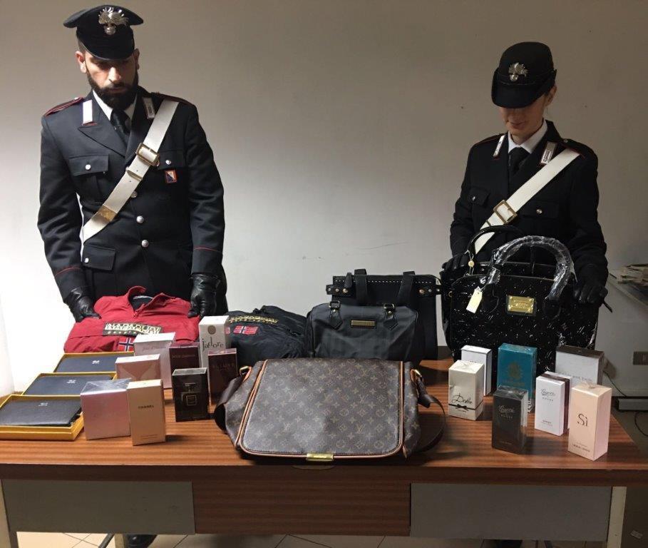 Gli oggetti contraffatti dequestrati dai carabinieri all'ambulante abusivo