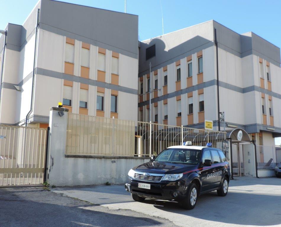 Arbus, cerca di sfondare il cancello della casa della madre: in cella 