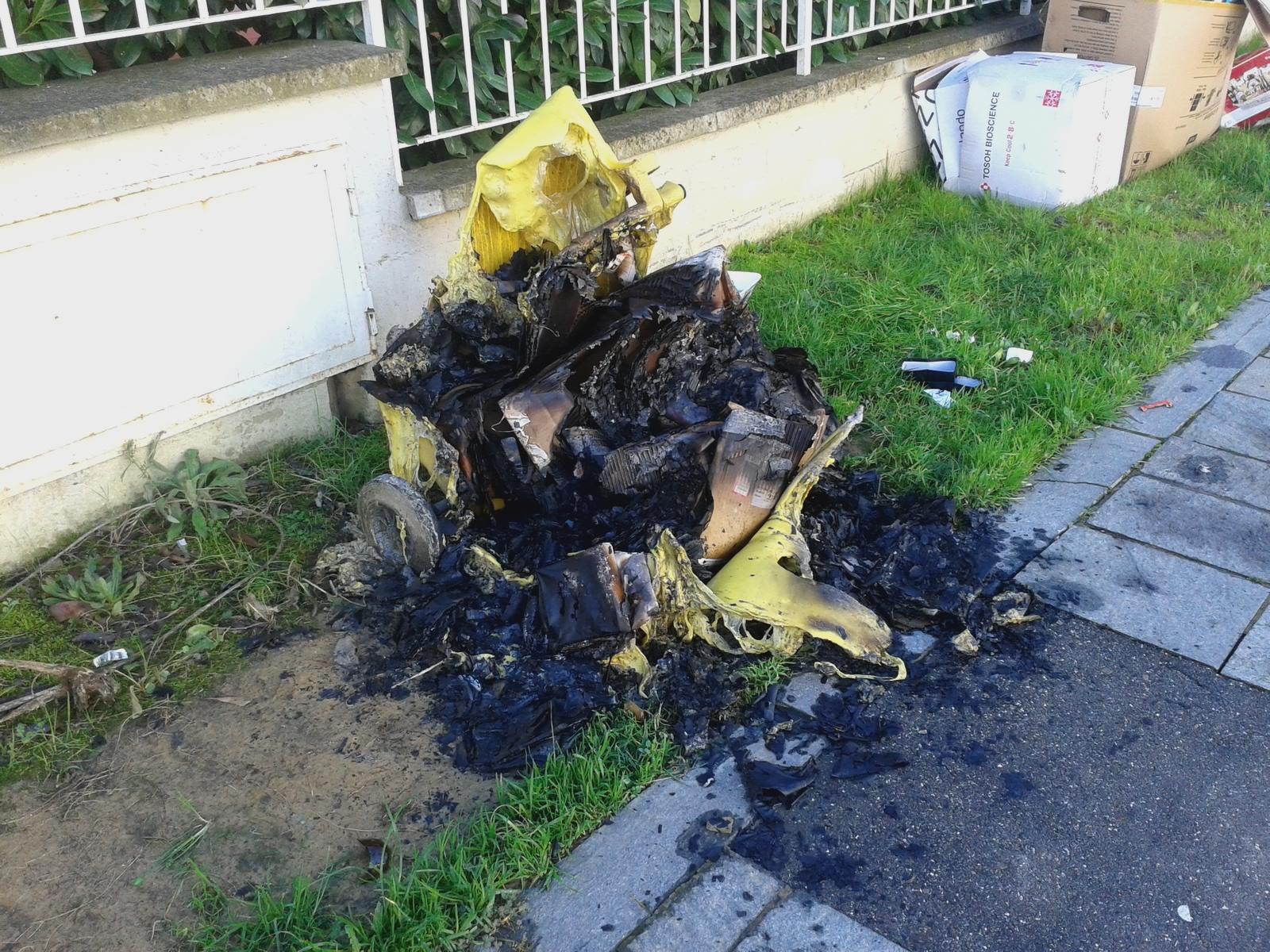 Un cassonetto dell'immondizia bruciato in via Petrarca