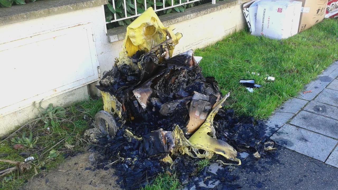 Un cassonetto dell'immondizia bruciato in via Petrarca