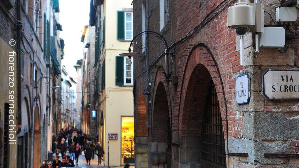 Una telecamera all'incrocio tra Santa Croce e Fillungo (foto Sernacchioli)