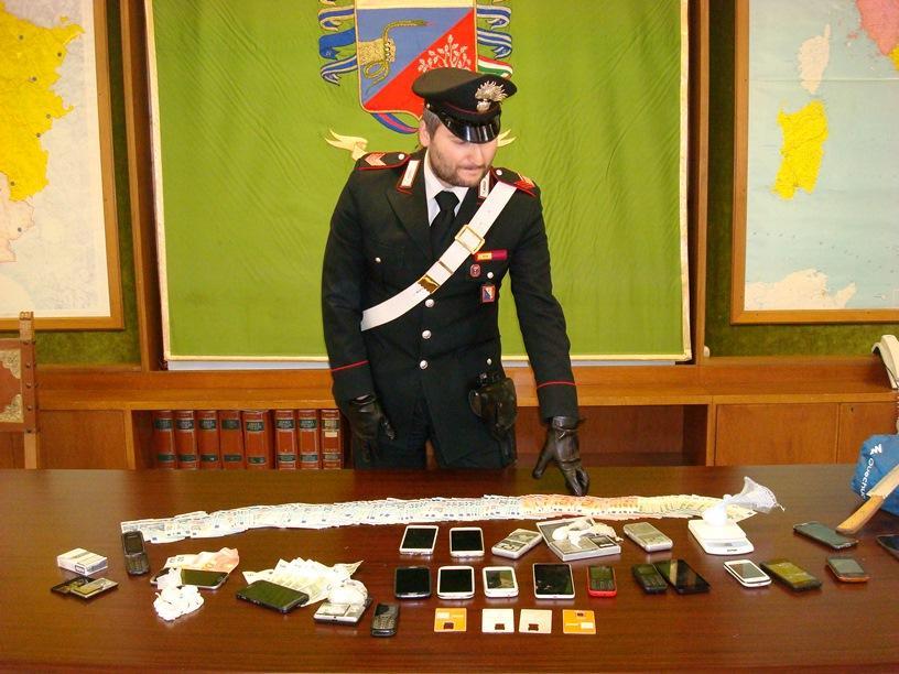 I carabinieri con il materiale sequestrato