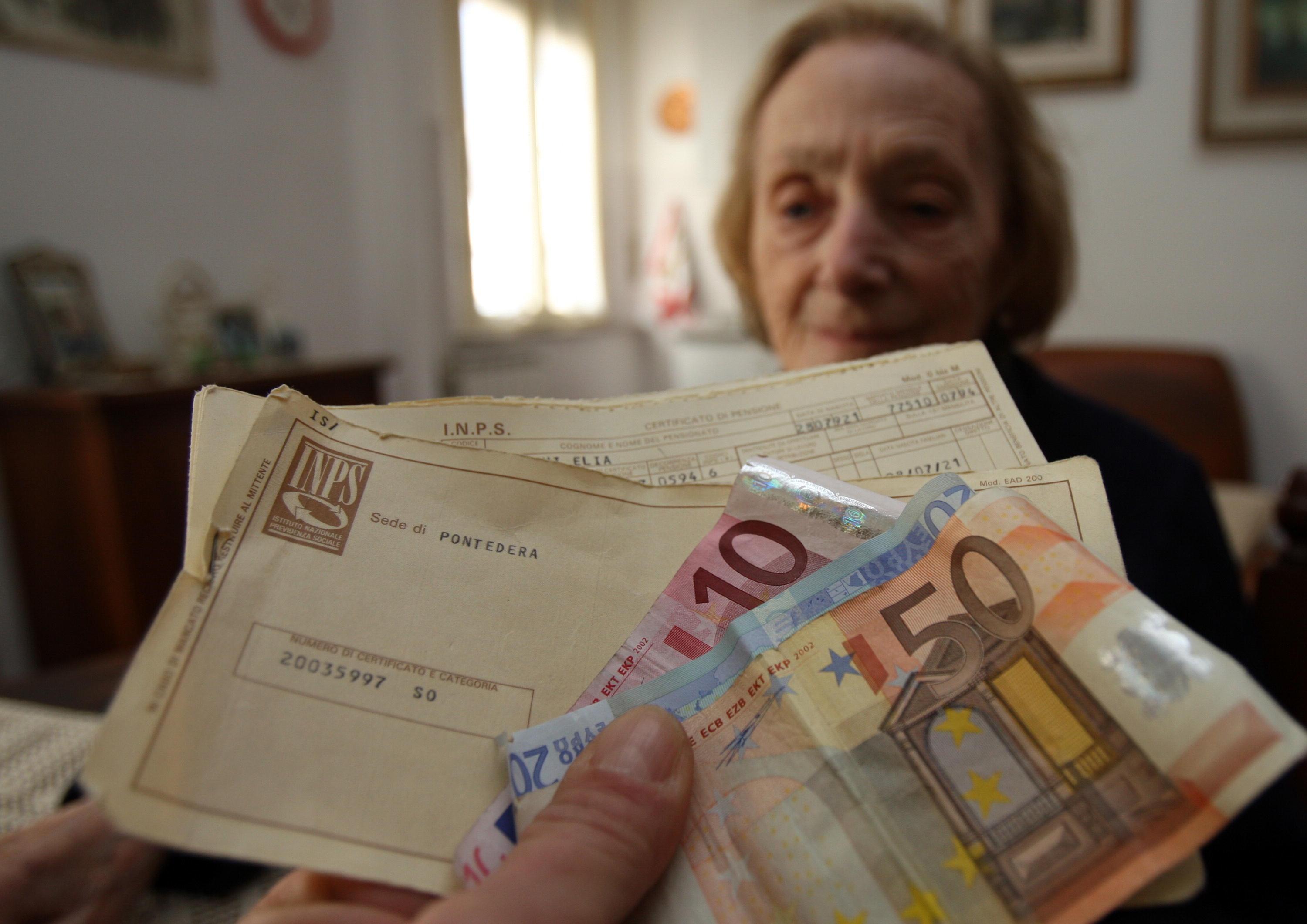 Una signora mentre ritira la pensioen (foto d'archivio)
