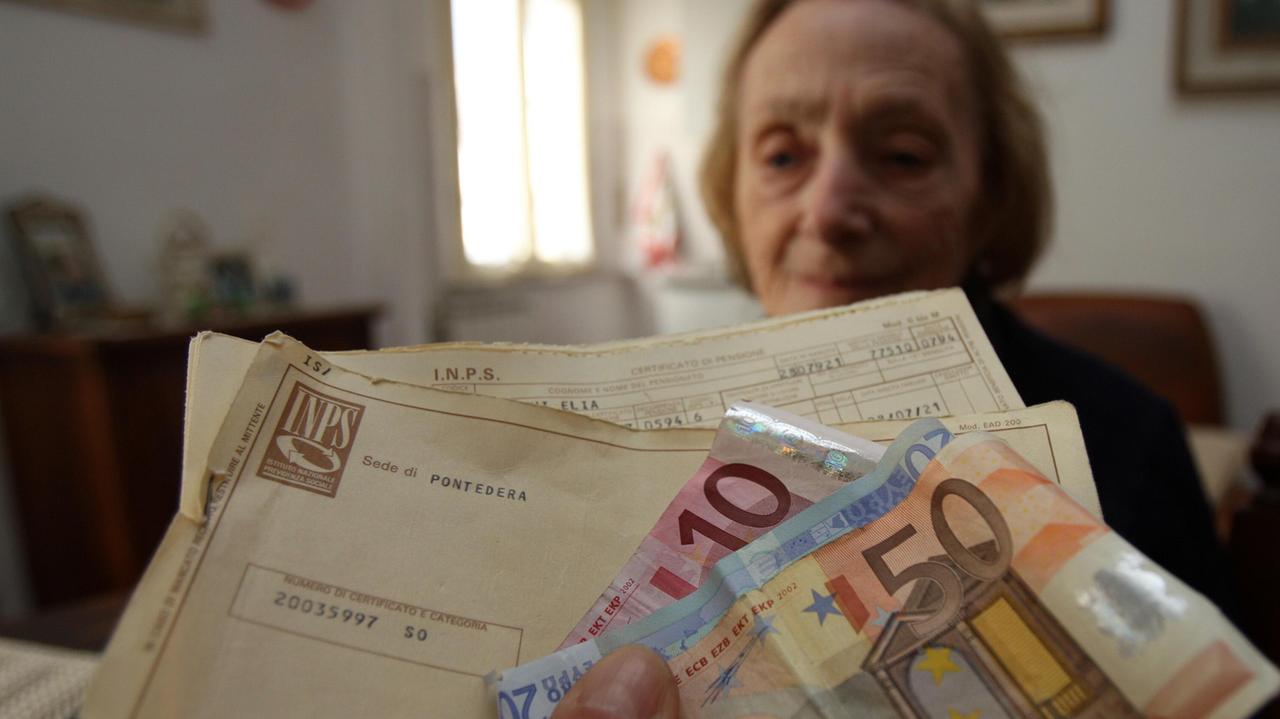 Una signora mentre ritira la pensioen (foto d'archivio)