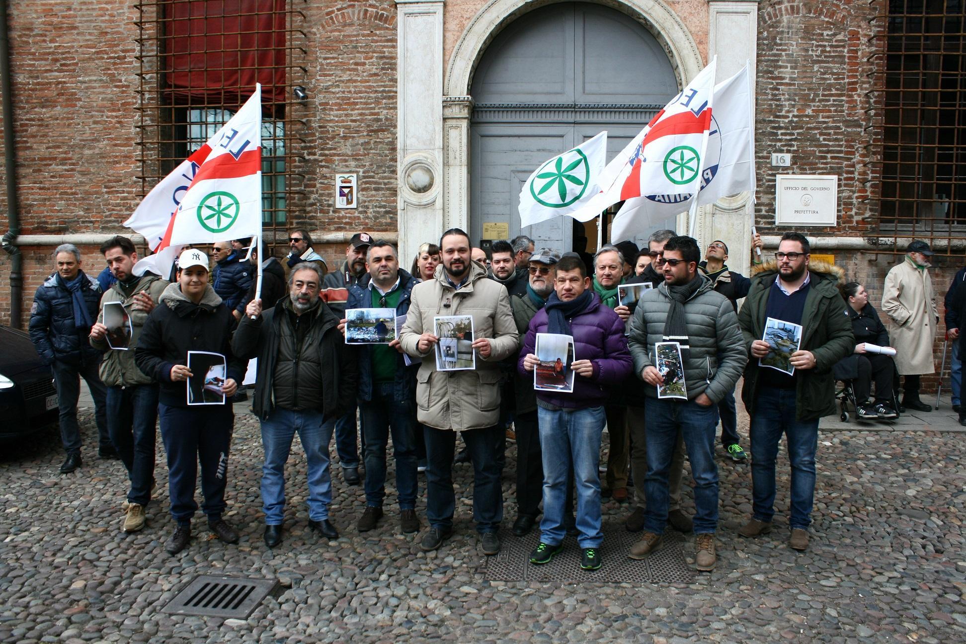Leghisti davanti alla prefettura per lo sgombero del PalaSpecchi