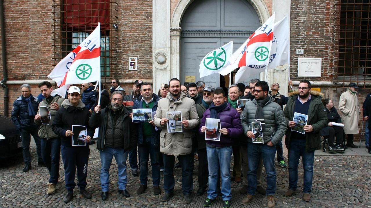 Leghisti davanti alla prefettura per lo sgombero del PalaSpecchi