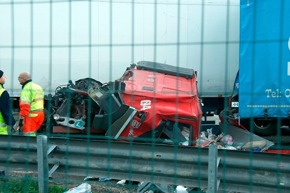 Due morti sull'A1: un autista greco nello schianto tra 3 tir. Un trentenne il suicida del cavalcavia 
