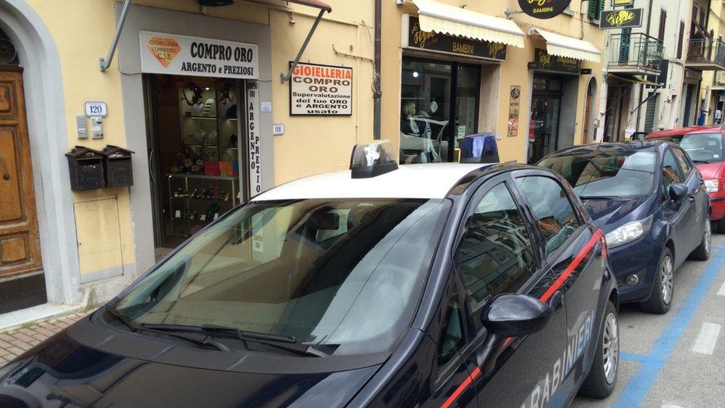 I carabinieri davanti al negozio di compro oro di via Matteotti svaligiato dai banditi (Foto Nucci)
