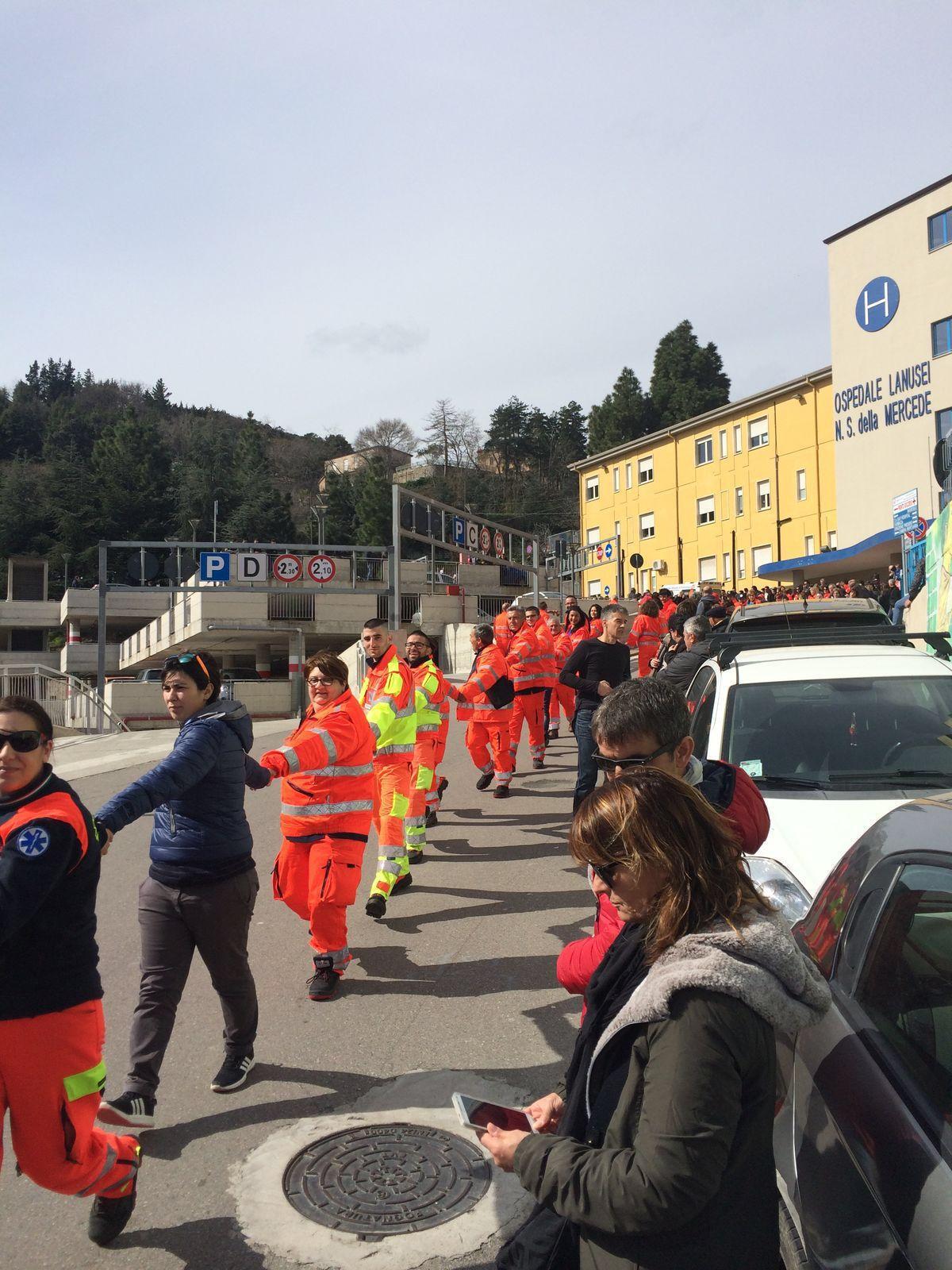 Un momento della manifestazione intorno all'ospedale