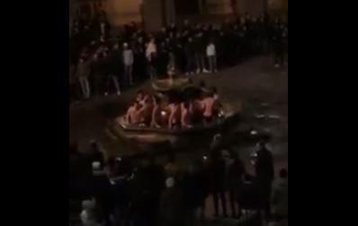 Il bagno di mezzanotte nella fontana del Bacchino