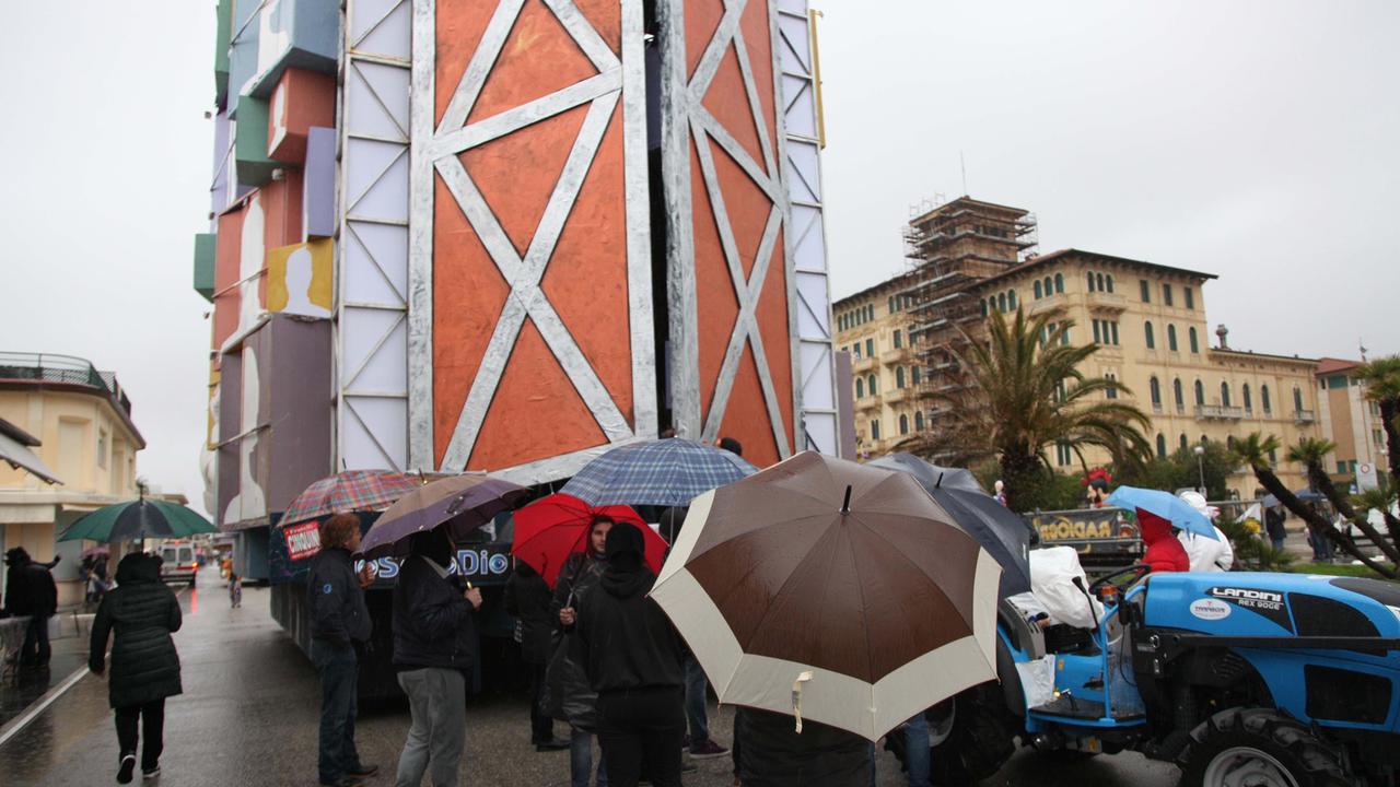 Carnevale di Viareggio, troppo vento: rinviato l'ultimo corso mascherato