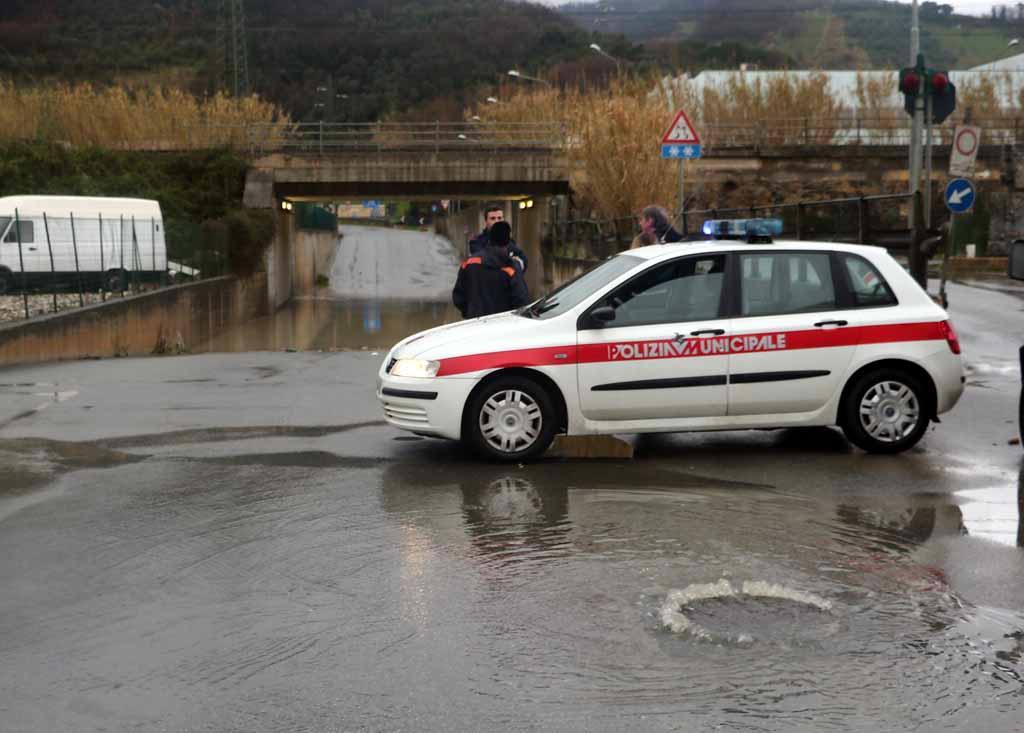 Cade bomba d'acqua, auto rimane intrappolata nel sottopasso 
