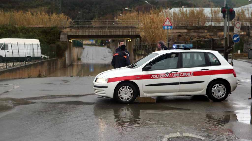 Cade bomba d'acqua, auto rimane intrappolata nel sottopasso