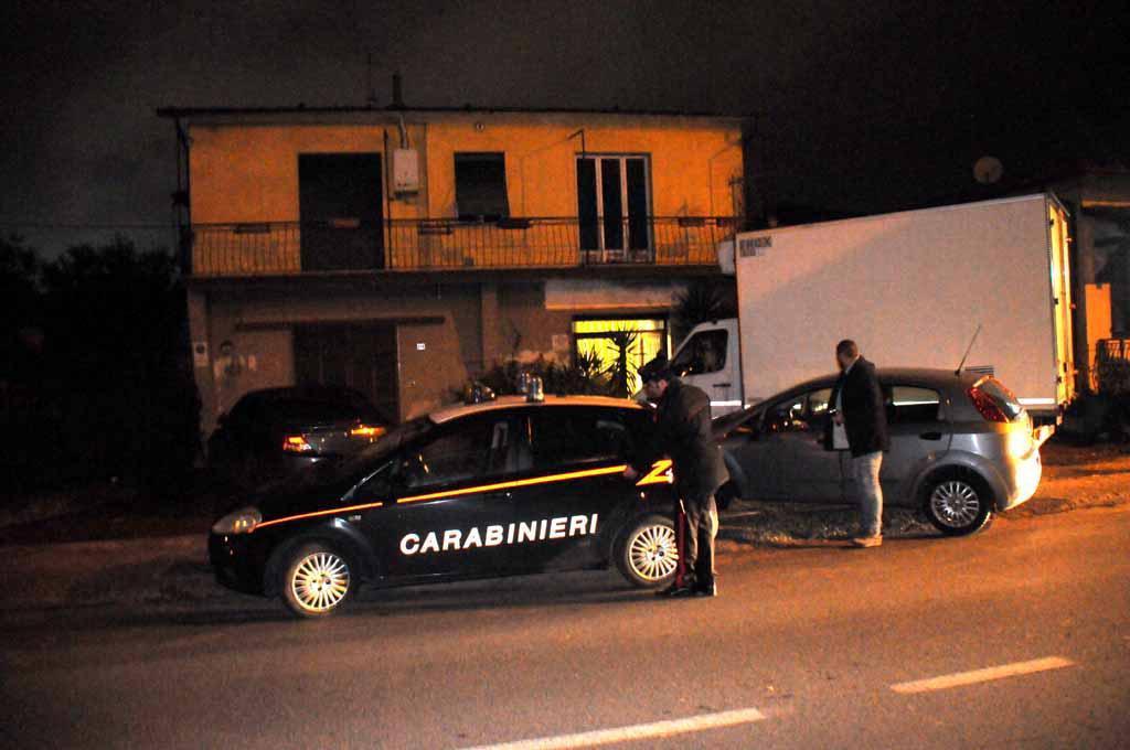 Una pattuglia di carabinieri durante un controllo (Foto d'archivio)