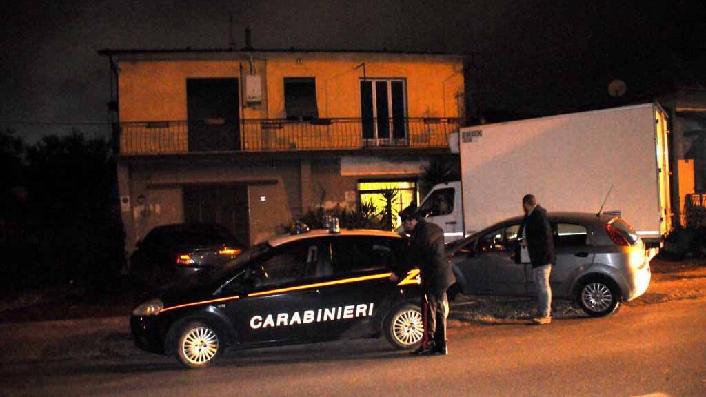 Una pattuglia di carabinieri durante un controllo (Foto d'archivio)