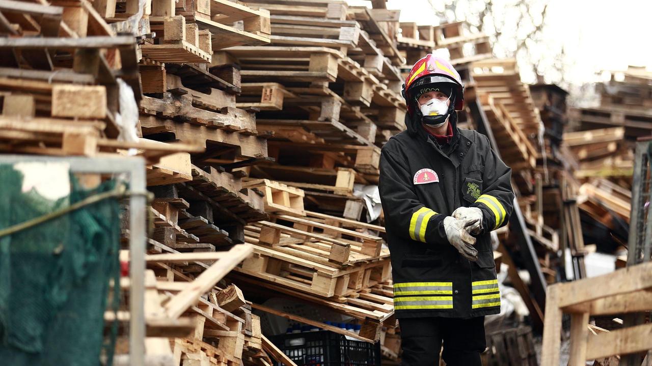 L'intervento dei vigili del fuoco in via Ponterotto (Foto Agenzia Carlo Sestini)