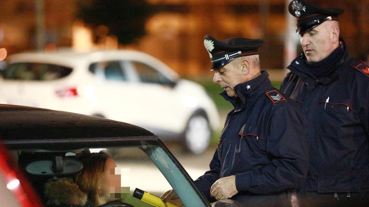 Un'automobilista sottoposta all'alcoltest (Foto Agenzia Carlo Sestini)