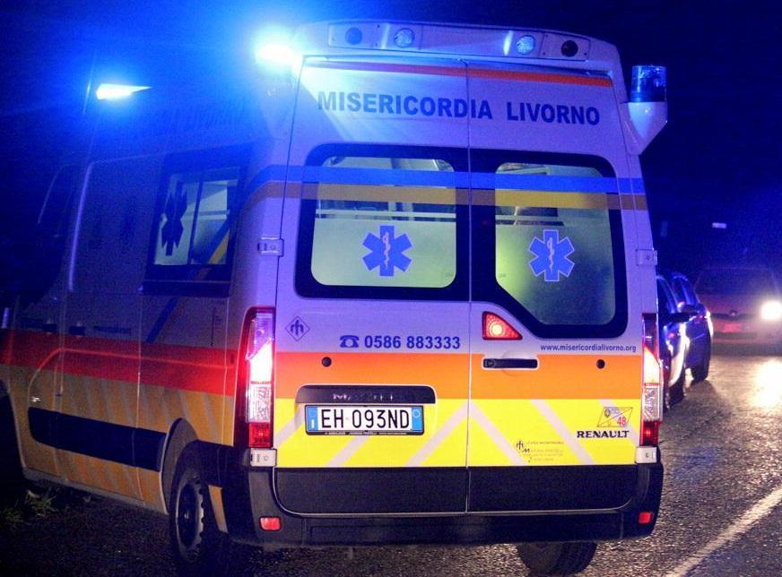 Scooterista contro auto, doppia frattura