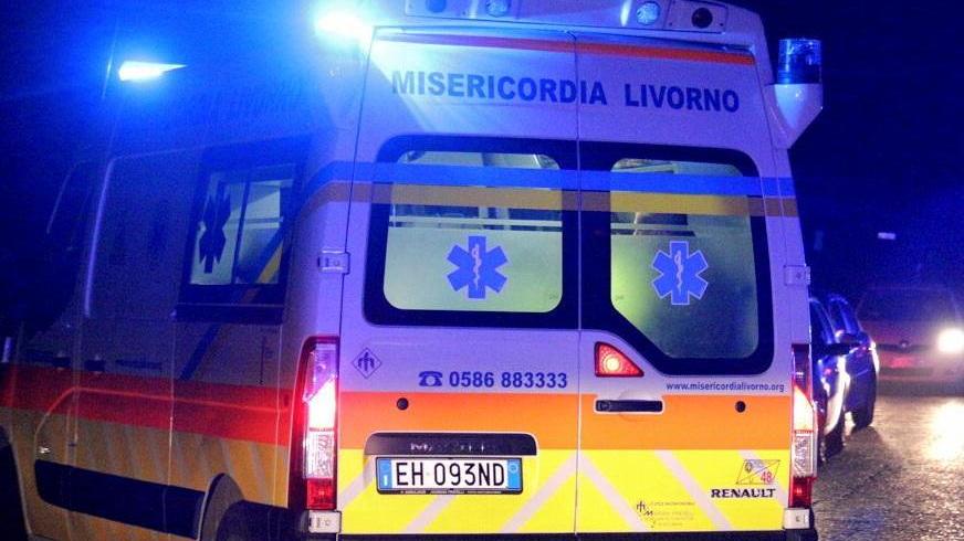 Scooterista contro auto, doppia frattura