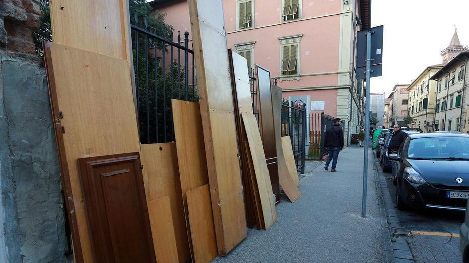 Rifiuti, cambia l’abbandono Tanti sacchi, meno mobili