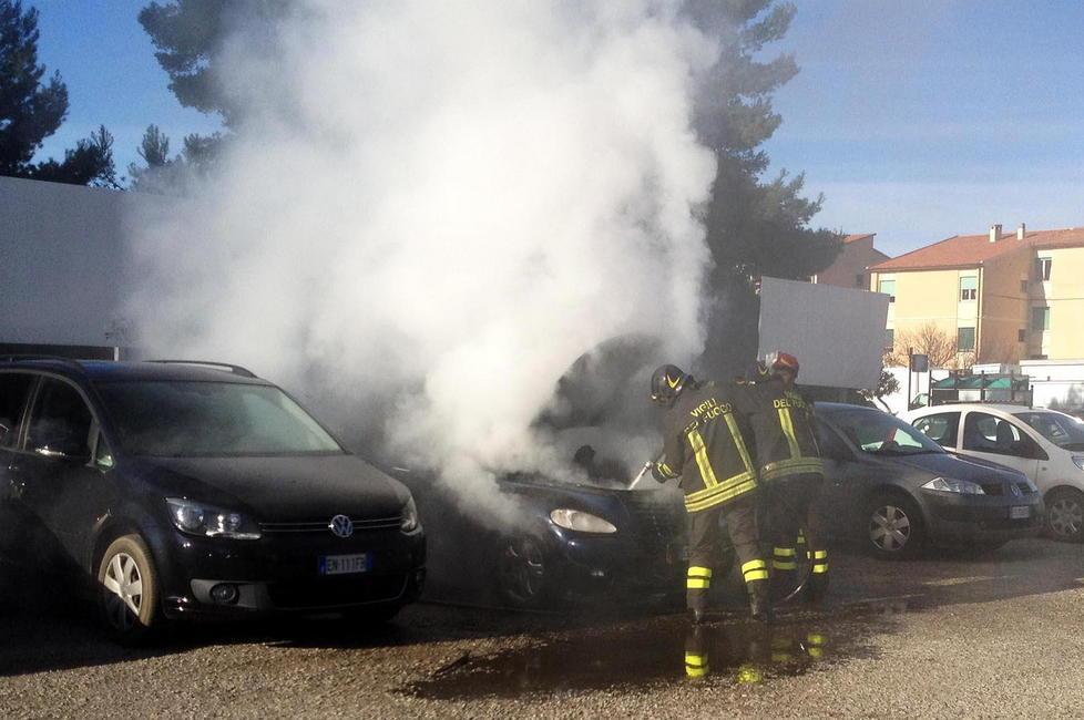 Auto distrutta dalle fiamme a causa di un cortocircuito