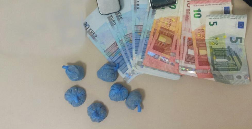 Arrestato tunisino con i cani antidroga 
