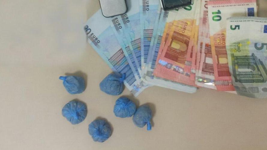 Arrestato tunisino con i cani antidroga