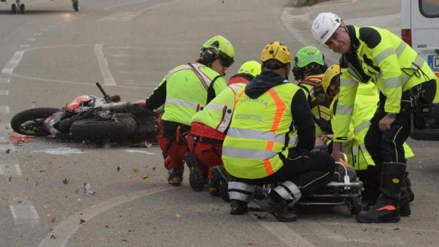 Fugge dopo lo scontro poi confessa: denunciato