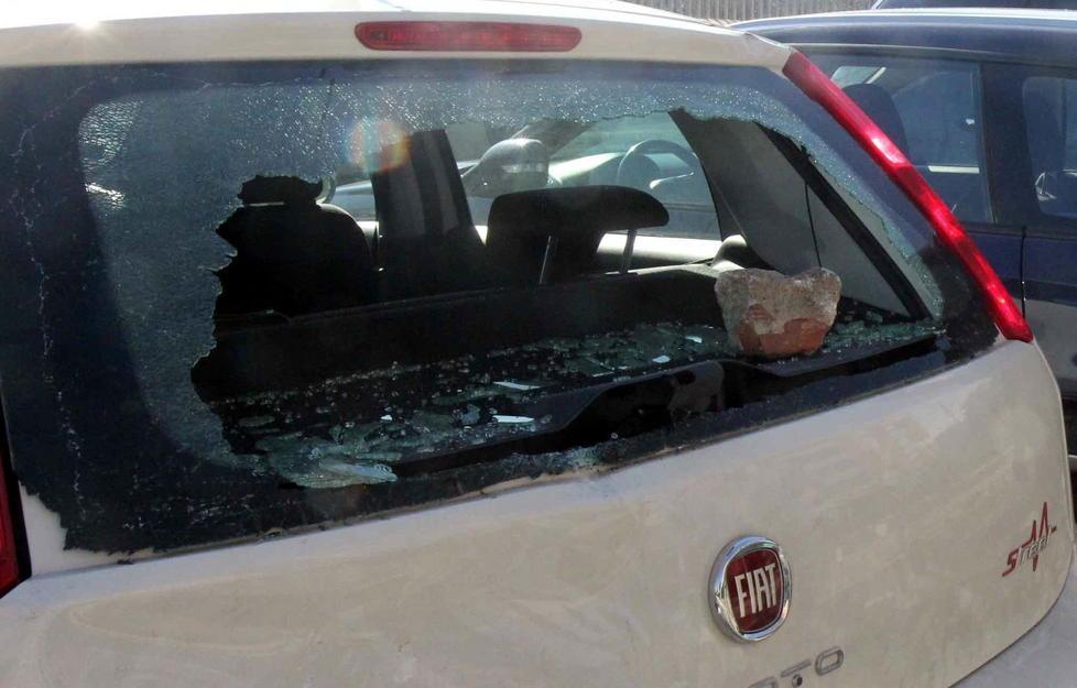 La polizia gli ritira la patente e lui spacca le auto della questura 