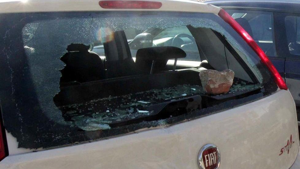 La polizia gli ritira la patente e lui spacca le auto della questura