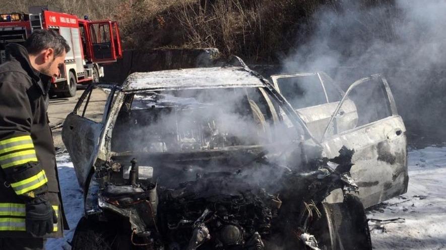 Auto brucia in via Scoltenna Rappresentante si salva