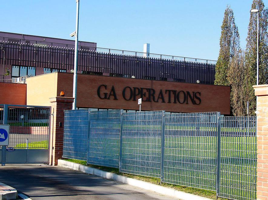 Spacciatore si rifugia da Armani: arrestato 